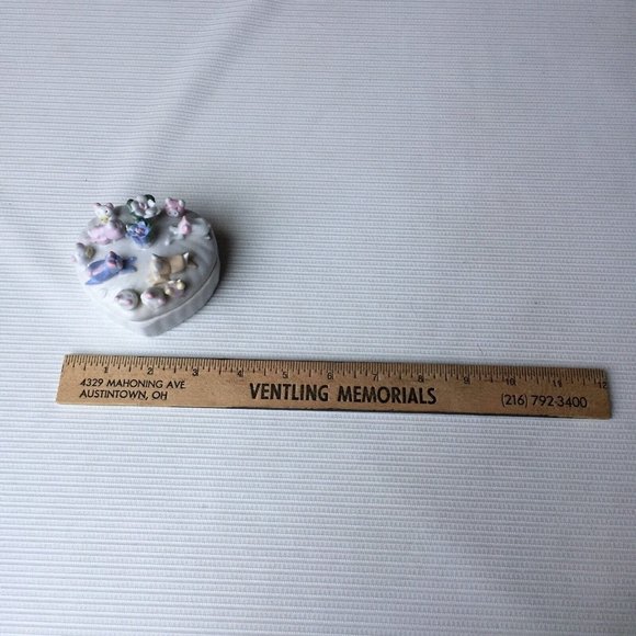 Heart Shaped Jewelry Trinket Box Cute Little Pigs and Flowers on Lid Vintage 3" - Picture 4 of 12